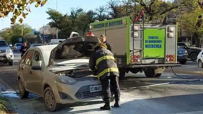 Video: Se incendió un auto en el centro