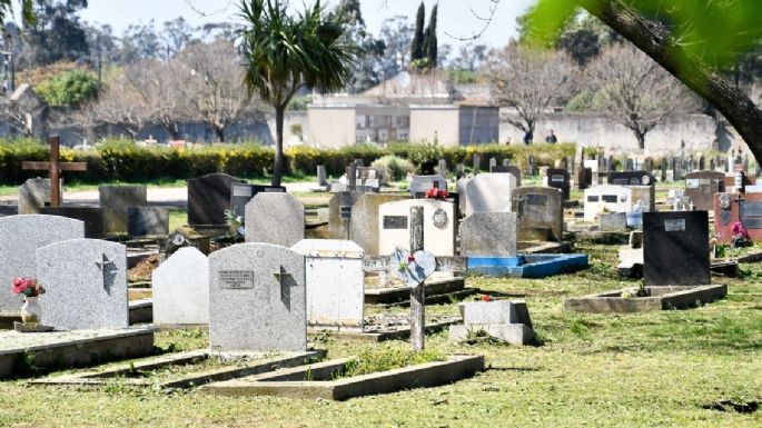 Interceptaron a dos sujetos que robaron placas del cementerio municipal