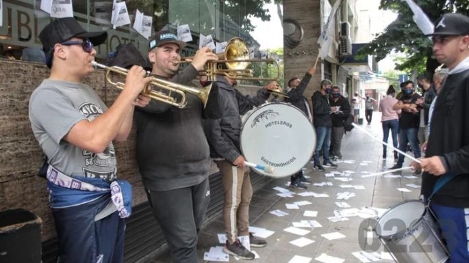 Uthgra escrachará a hoteles en Mar del Plata exigiendo que pongan a sus empleados en blanco