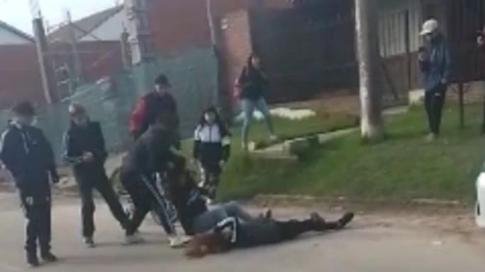 Video: Feroz pelea entre adolescentes a la salida de la escuela