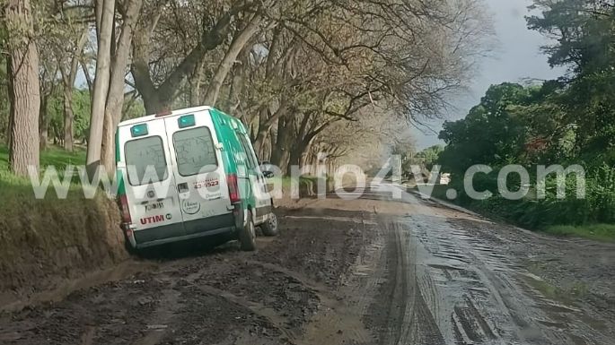 Una ambulancia quedó varada en un barrial intransitable: Los vecinos exigen respuesta de la Municipalidad