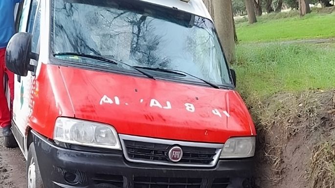 Una ambulancia quedó varada en un barrial intransitable: Los vecinos exigen respuesta de la Municipalidad