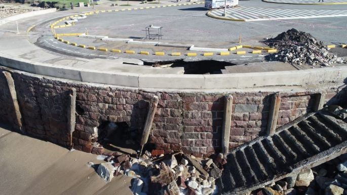 El fuerte oleaje generó derrumbes en el frente costero de Miramar