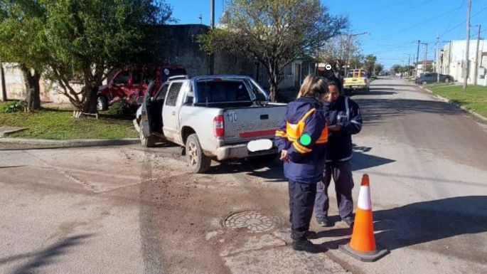 Violento choque entre dos camionetas en 80 y 65: Una mujer herida y daños materiales