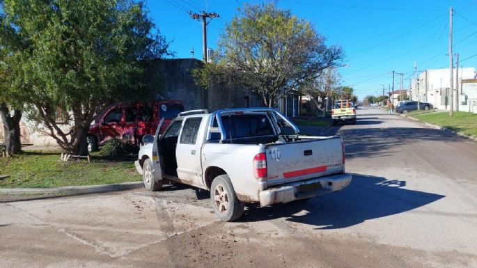 Violento choque entre dos camionetas en 80 y 65: Una mujer herida y daños materiales