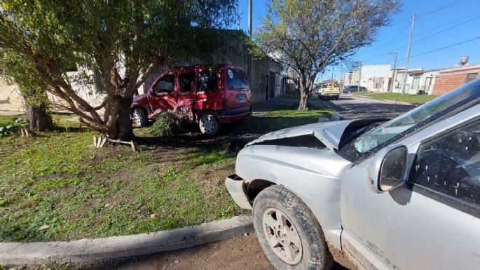 Violento choque entre dos camionetas en 80 y 65: Una mujer herida y daños materiales