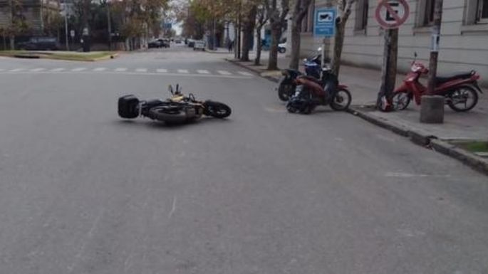 Accidente frente al ex Colegio Nacional: Estudiante hospitalizado tras ser embestido por una moto