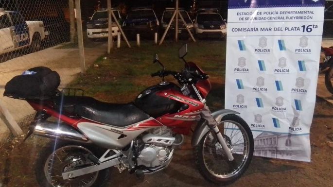 Robaron una moto de la comisaría y golpearon a un policía