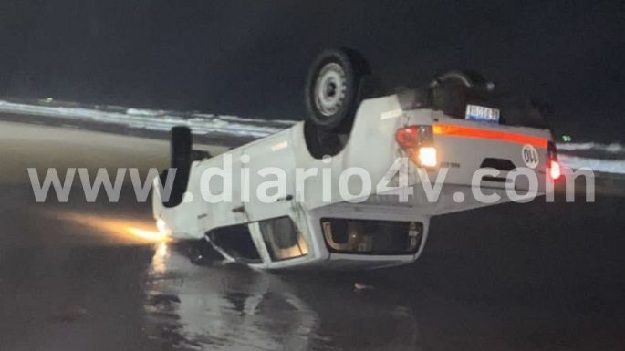 Video: Venía pisteando como un campeón y volcó la camioneta en la arena