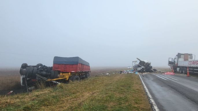 Tragedia en la Ruta 226: Violento choque entre una combi y un camión dejó un joven fallecido