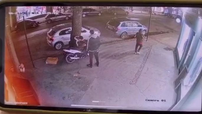 Video: Intentaban robar una moto en la calle Güemes de Mar del Plata y un cuidacoches los sacó corriendo