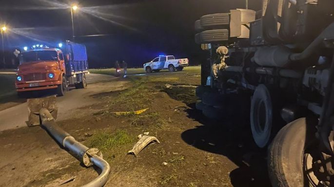 Volcó un camión en la rotonda de la Ruta 86: Dos heridos atendidos en el hospital local