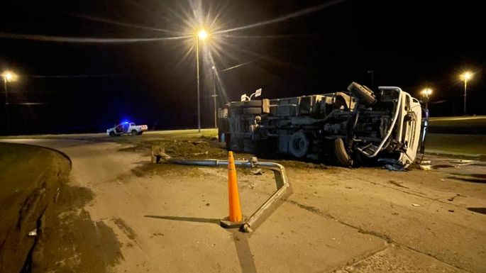 Volcó un camión en la rotonda de la Ruta 86: Dos heridos atendidos en el hospital local