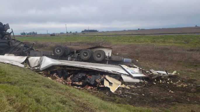 Ruta 2: Impactante vuelco de un camión que viajaba hacia Mar del Plata