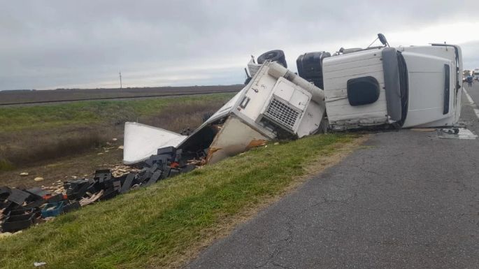 Ruta 2: Impactante vuelco de un camión que viajaba hacia Mar del Plata