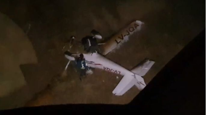 Impactante video: La Prefectura rescató a dos ocupantes de una avioneta que se estrelló en el medio del río