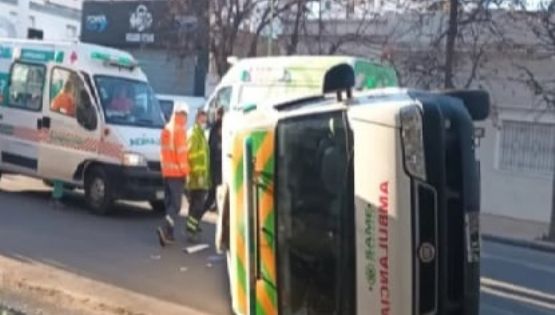 Bahía Blanca: Trasladaban a un paciente crítico en ambulancia, chocaron contra una camioneta y volcaron