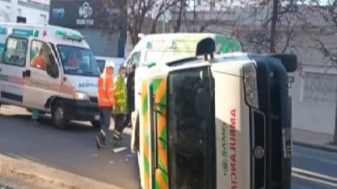 Bahía Blanca: Trasladaban a un paciente crítico en ambulancia, chocaron contra una camioneta y volcaron