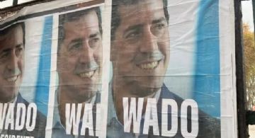 Aparecieron afiches de Wado De Pedro que violan la veda electoral