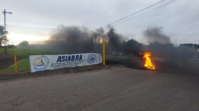 Aceiteros exigen mejoras salariales en una manifestación en Renova