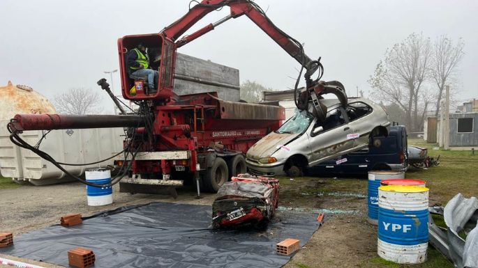 Balcarce compactó vehículos que se encontraban en el depósito municipal