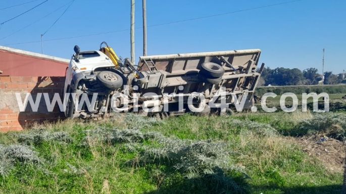 Quequén: Camión terminó volcado contra la medianera de una vivienda