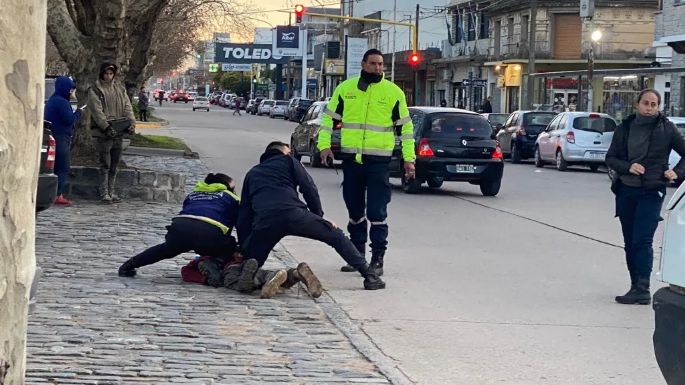 Balcarce: Se negó a un control de tránsito, golpeó a un policía e intentó incendiar su propio auto