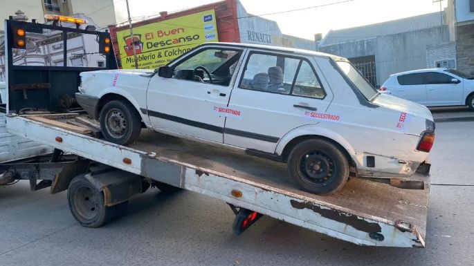 Balcarce: Se negó a un control de tránsito, golpeó a un policía e intentó incendiar su propio auto