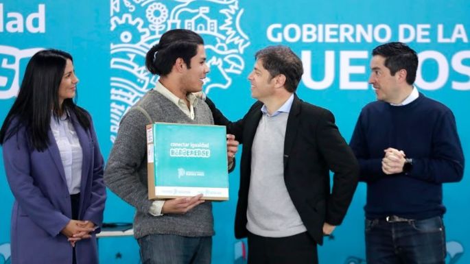 Kicillof entrega la computadora número 100 mil del programa Conectar Igualdad Bonaerense