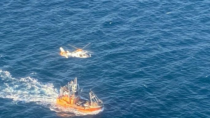 Espectacular operativo aéreo de Prefectura para evacuar a un marinero que se descompensó en un buque