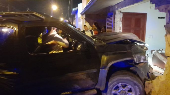 Casi una tragedia: Una mujer terminó herida tras incrustar su camioneta en una casa