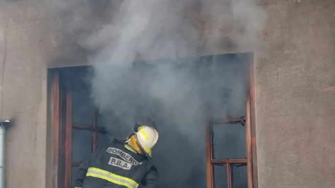 Incendio en avenida 58: Dos dotaciones de bomberos trabajaron en una vivienda para controlar las llamas