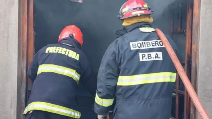 Incendio en avenida 58: Dos dotaciones de bomberos trabajaron en una vivienda para controlar las llamas