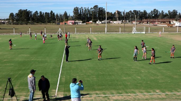 San Cayetano mejora su cancha de hockey de pasto sintético