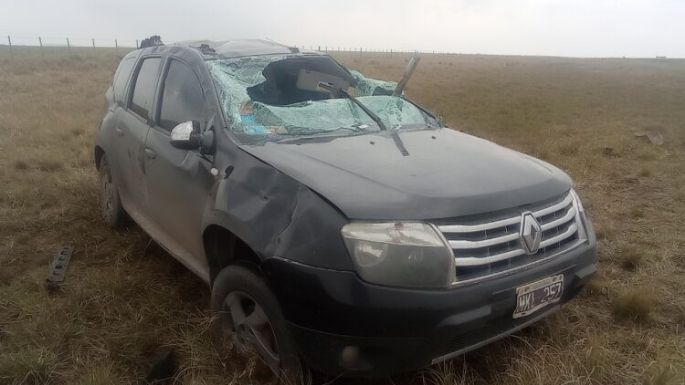 Otro accidente en las rutas: Dos necochenses terminaron heridos tras volcar su camioneta