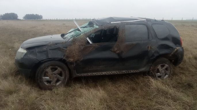 Otro accidente en las rutas: Dos necochenses terminaron heridos tras volcar su camioneta