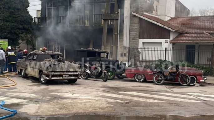 El incendio de 26 y Diagonal destruyó autos de colección