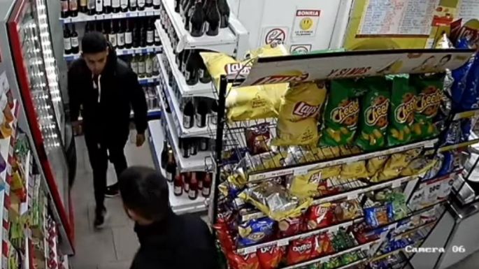 Video: Robaron fernet en un autoservicio y quedaron filmados por las cámaras de seguridad