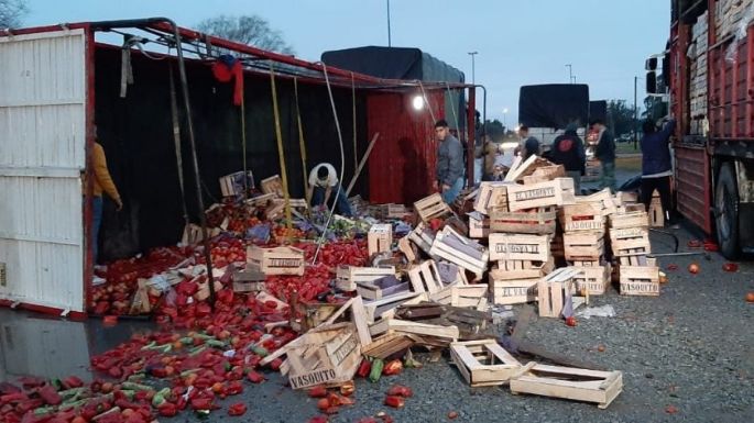 Volcó un camión que transportaba verduras por la ruta 88