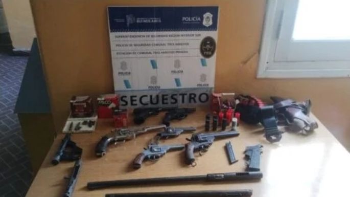 Lo allanaron por un caso de violencia de género en Tres Arroyos y tenía un arsenal de armas