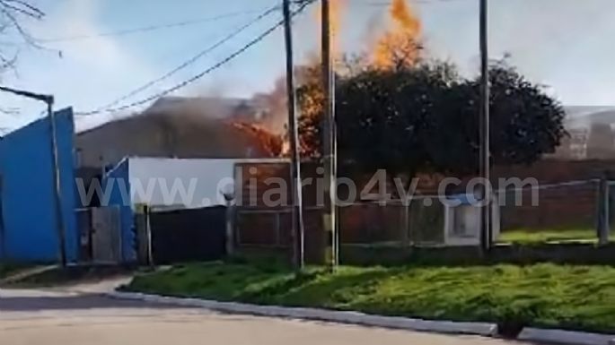 Feroz incendio afecta a una carpintería y a una distribuidora de la avenida 59