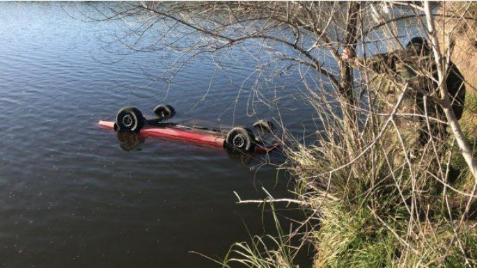 Le robaron el auto y lo encontraron flotando en el Río Quequén