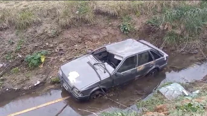 Balcarce: Un auto se despistó y terminó adentro de un canal de desagüe