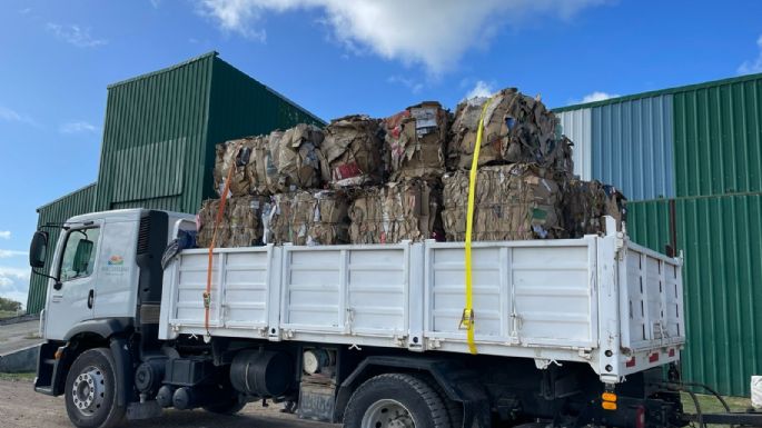 San Cayetano canjeó 25 toneladas de basura reciclada por mobiliario urbano para su balneario