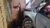 Taxi chocó contra un auto, salió despedido y se incrustó en una vivienda