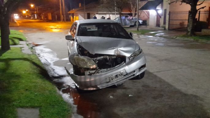 Taxi chocó contra un auto, salió despedido y se incrustó en una vivienda