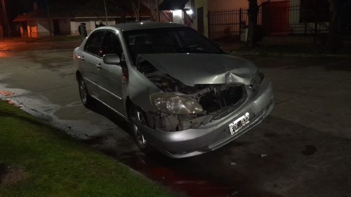 Taxi chocó contra un auto, salió despedido y se incrustó en una vivienda