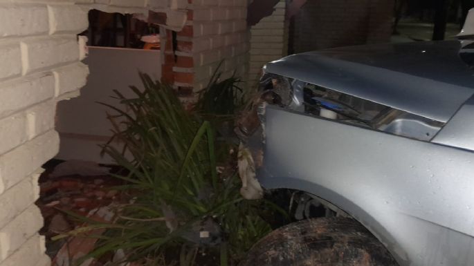 Taxi chocó contra un auto, salió despedido y se incrustó en una vivienda