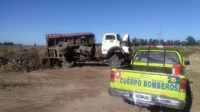 Volcó un camión cargado en De la Garma