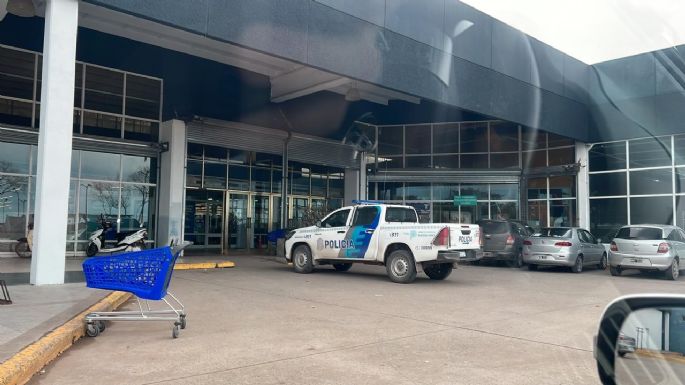 Por temor a saqueos mandaron policías a la puerta del Hipermercado Toledo